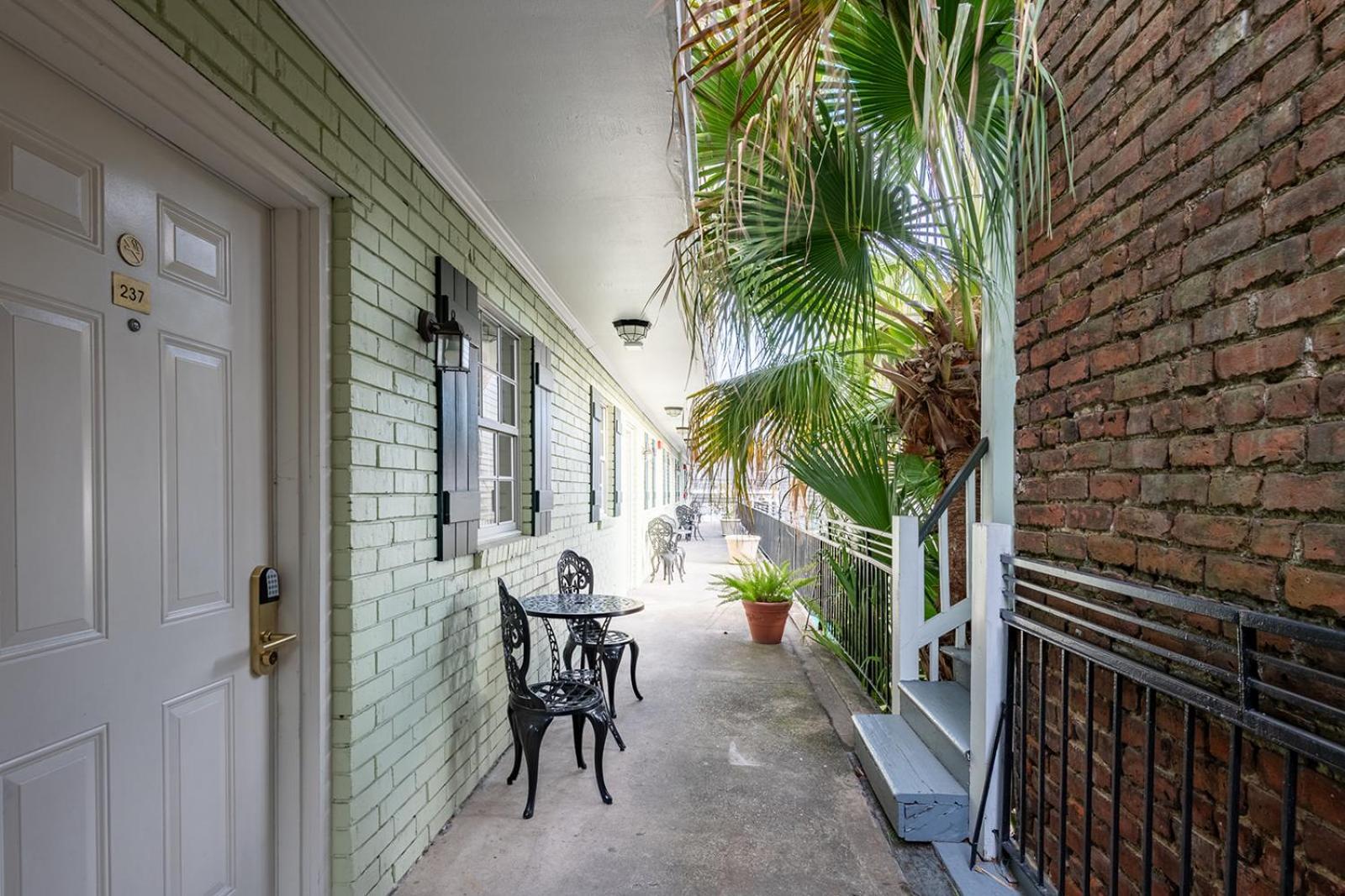 French Quarter Suites Hotel ニューオーリンズ エクステリア 写真